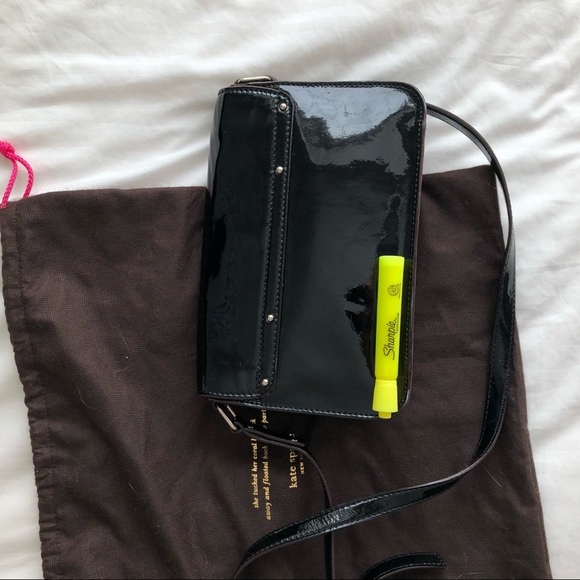 NEW KATE SPADE BLACK SHINY PATENT LEATHER CROSSBODY BAG WITH GOLD HARDWARE - Picture 4 of 15